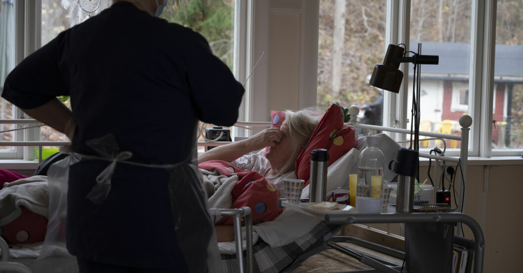 Under de värsta dagarna lämnar Annelie knappt sängen. Annelie ligger i sängen i hemmet.