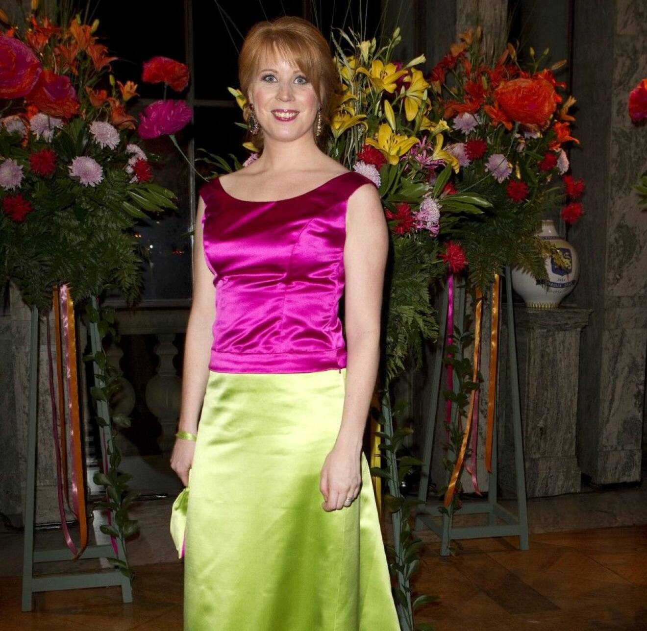 Annie Lööf i färglad klänning