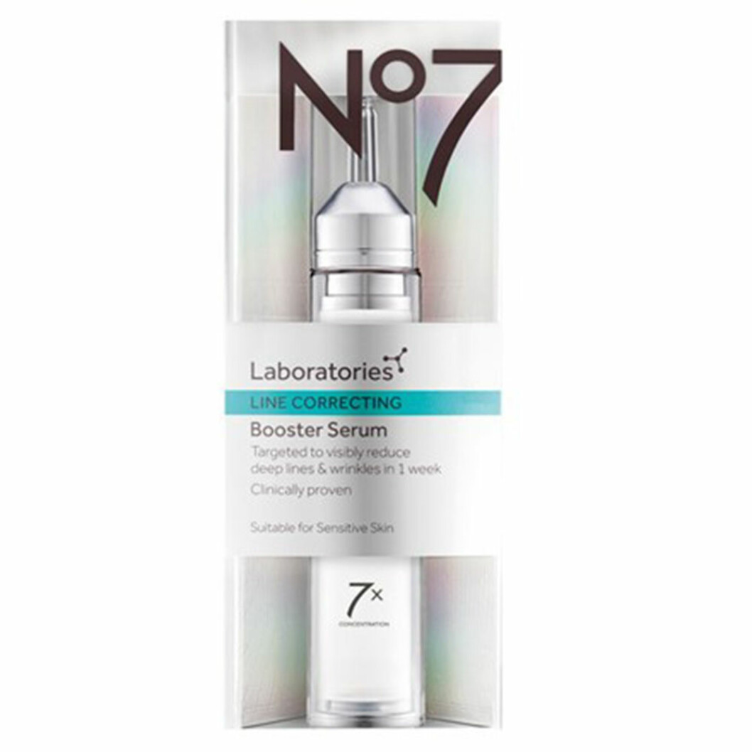 Anti age serum från No7, 489 kronor. <a href="http://www.awin1.com/cread.php?awinaffid=439047&awinmid=8995&clickref=antiage-serum&p=https%3A%2F%2Fwww.apotekhjartat.se%2Fprodukt%2Fno7-laboratories-line-correcting-booster-serum-15-ml-7a700766%2F" target="_blank" rel="noopener">Här kan du köpa den</a>. anti age serum från No7
