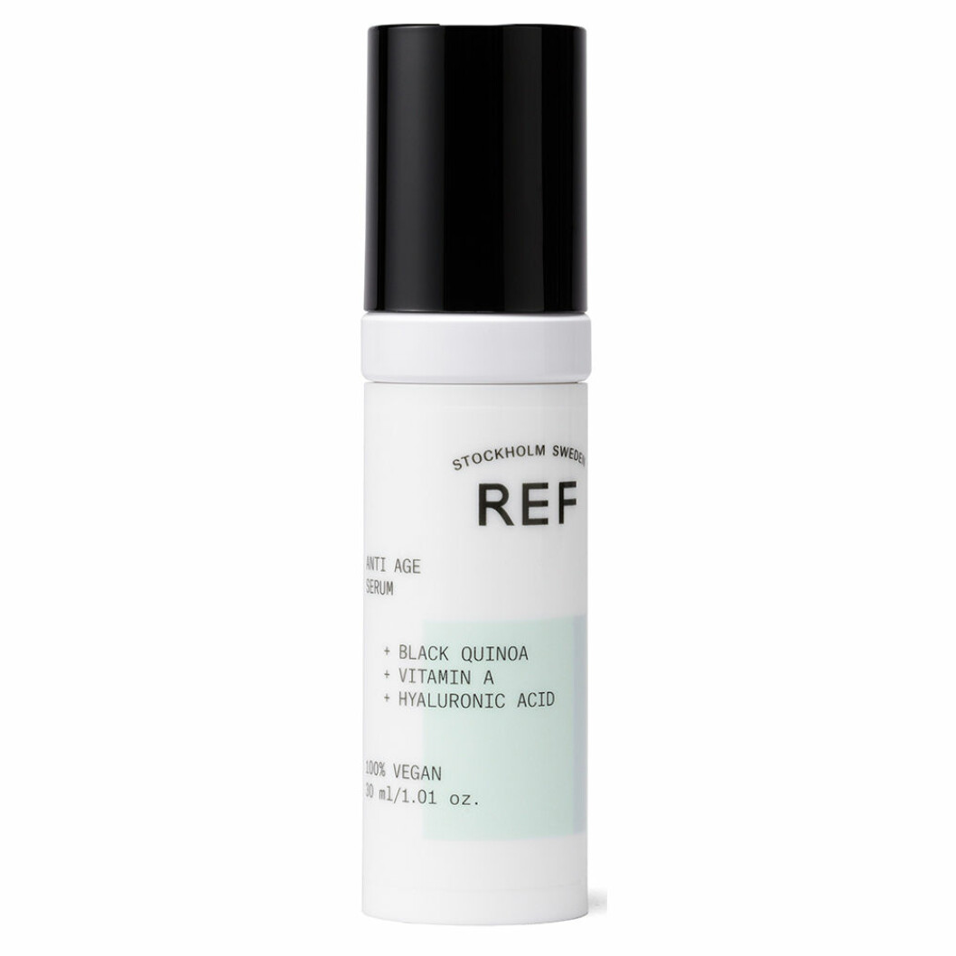 Anti-age serum från REF, 425 kronor. <a href="https://track.adtraction.com/t/t?a=1117786221&as=1213658115&t=2&tk=1&epi=antiage-serum&url=https://www.lyko.se/ref/ref-skin-anti-age-serum-30ml" target="_blank" rel="noopener">Här kan du köpa den</a>. Anti age serum från REF med ingredienser som verkar mjukgörande