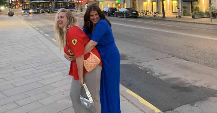 Miccan och Steffi pendlar mellan skratt och gråt. Miccan och Steffi som kramas.