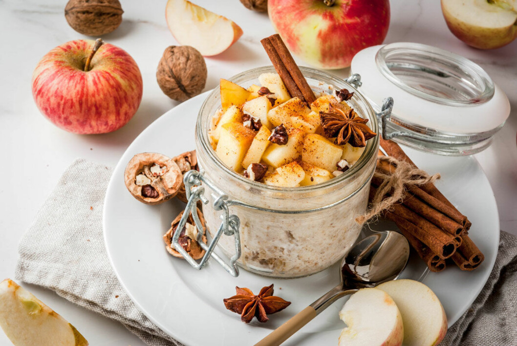 Overnight oats med äpple och kanel.