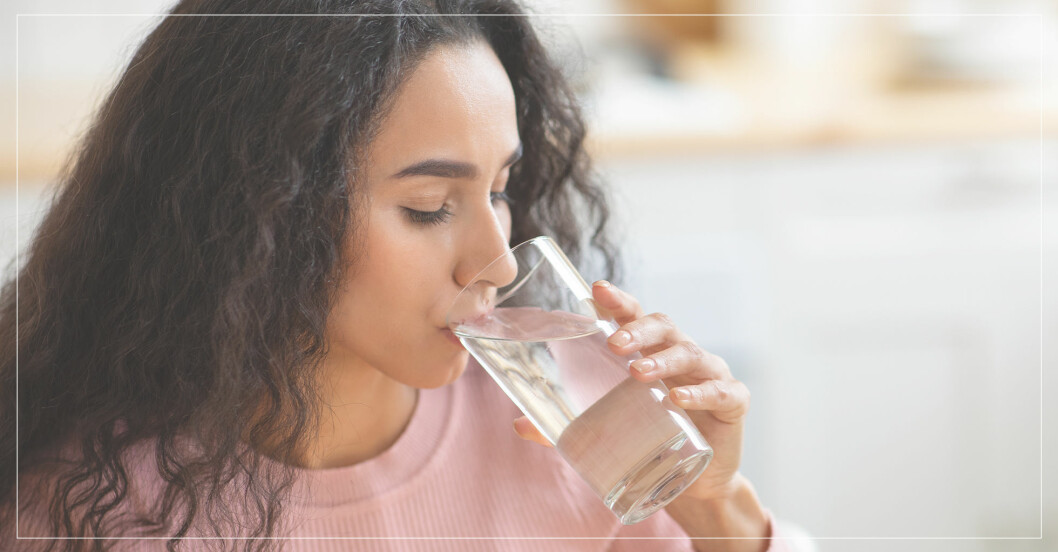 kvinna har svårt att dricka tillräckligt med vatten
