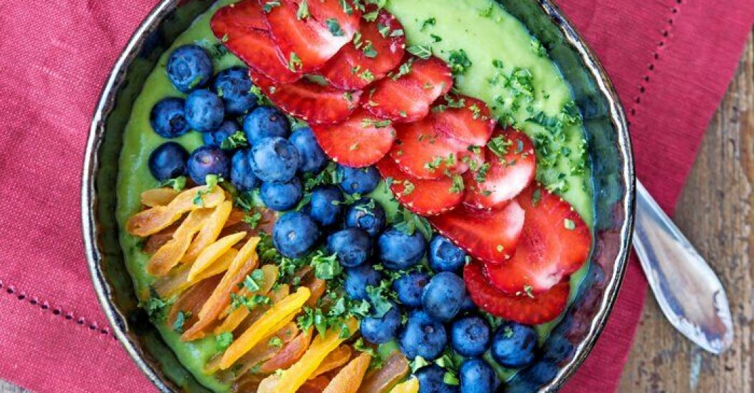 avokadobowl med skivade jordgubbar