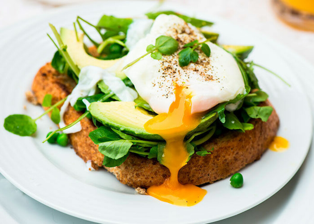 En macka med avokado och ägg är en perfekt frukost, tycker näringsfysiologen Camilla Lind. avokadomacka