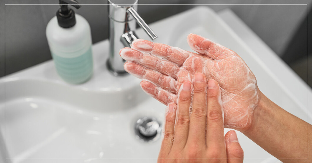 kvinna med bacillskräck tvättar händerna
