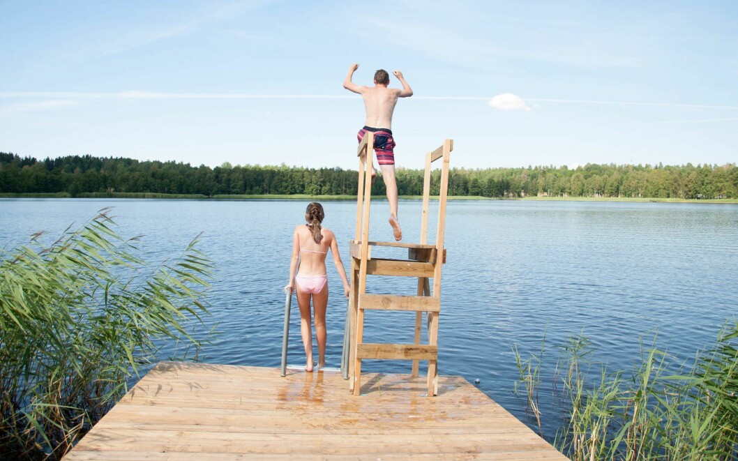 Hoppa i plurret från bryggan vid Bäcksjöns badplats. bäcksjön