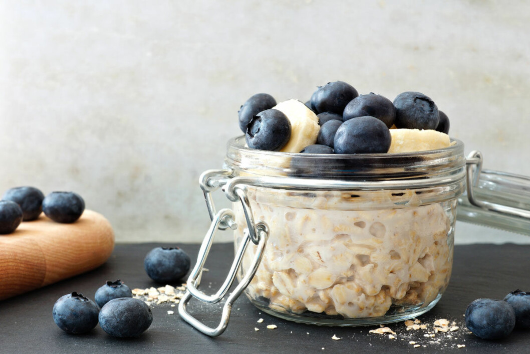 Overnight oats med banan och blåbär.