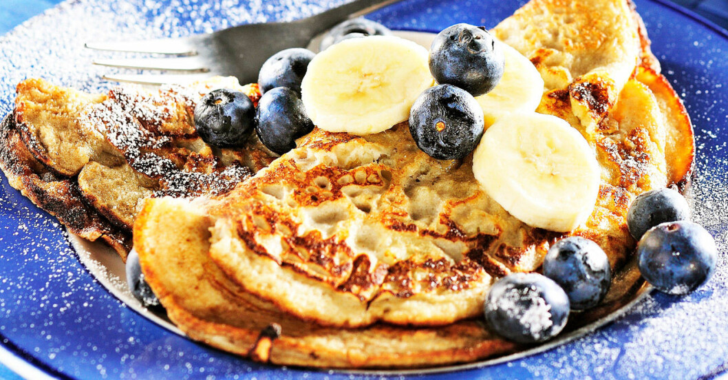 Toppa dina bananpannkakor med extra bananer och bär. Bananpannkakor består av näringstäta ägg och bra bananer.