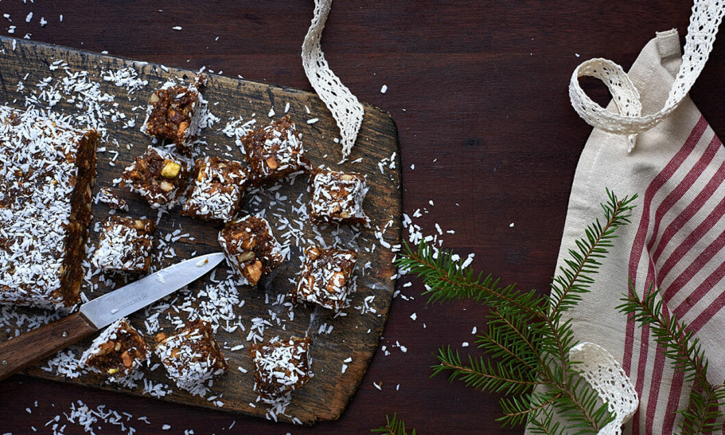 Recept och foto: <a href="https://www.ica.se/halsa/recept/bars-med-notter-och-torkad-frukt-721233/" target="_blank" rel="noopener">Ica</a> Frukt- och nötbars med smak av pepparkaka.