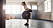 Kvinna styrketränar - gör rodd med skivstång