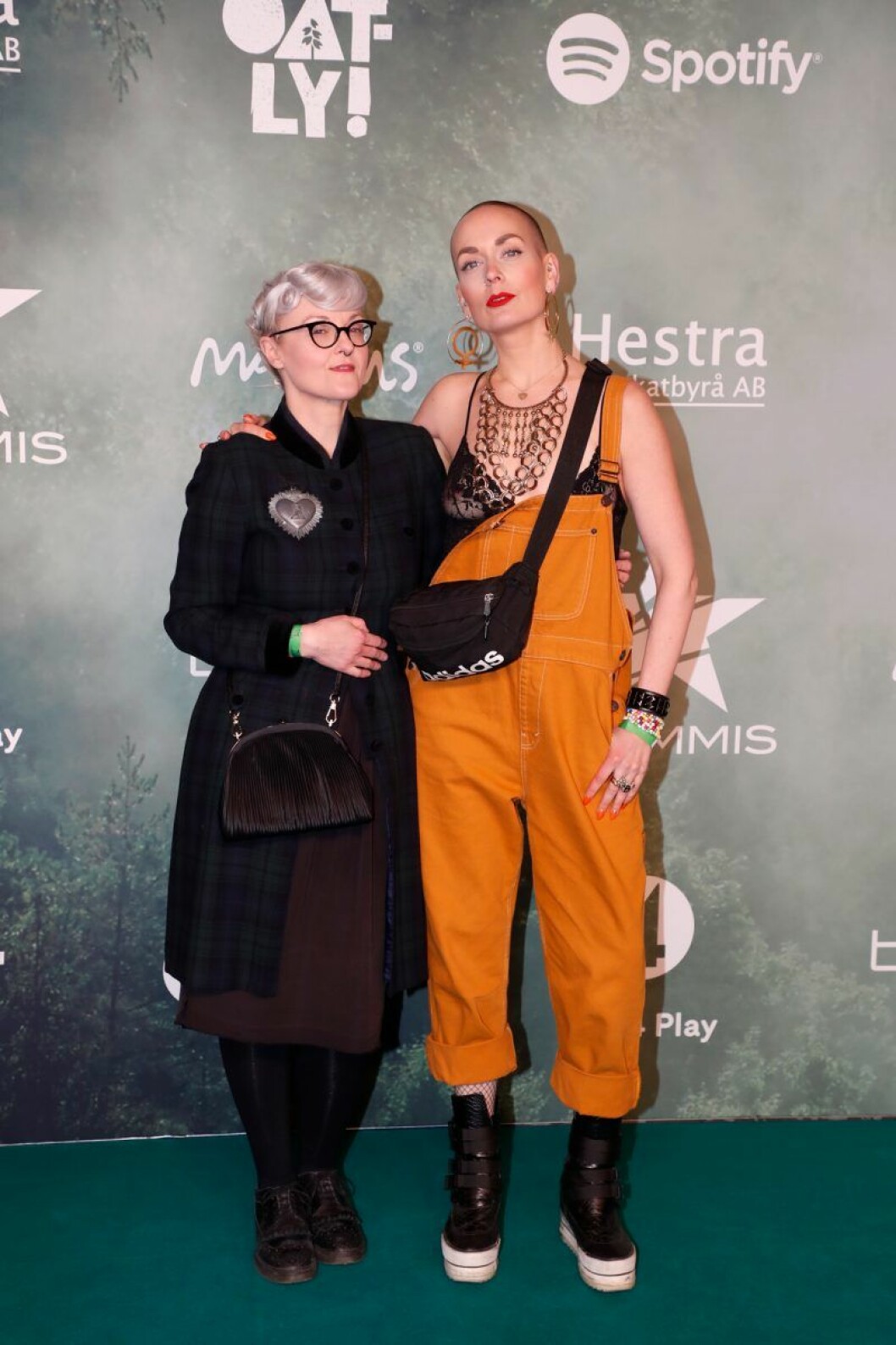 Bea Szenfeld och Sanna Bråding. Bea Szenfeld och Sanna Bråding på röda mattan på Grammisgalan 2020