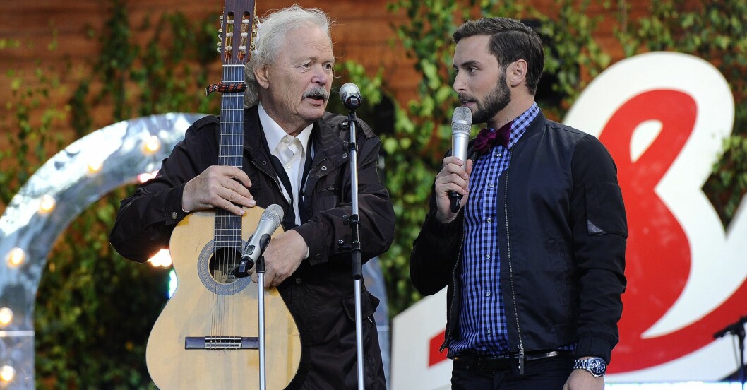 Bengt Sändh pratar med Måns Zelmerlöw under Allsång på Skansen 2012