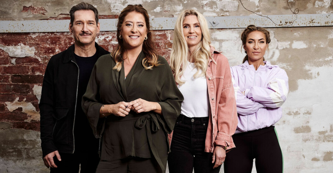 Psykoterapeuten Tobias Sahlin, programledaren Malin Stenbäck, dietisten Caroline Wilbois och personlig tränare Pischa Strindstedt i <span class=" italic" data-lab-italic_desktop="italic">Biggest loser</span> 2023.<br class=""><span class=" italic" data-lab-italic_desktop="italic">Foto: TV4.</span> Psykoterapeuten Tobias Sahlin, programledaren Malin Stenbäck, dietisten Caroline Wilbois och personlig tränare Pischa Strindstedt i Biggest loser 2023.