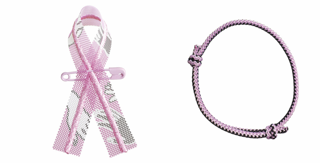Rosa bandet 2021 är tillverkat i tyll och har ett tryck med händer. Armbandet går i rosa och svart.