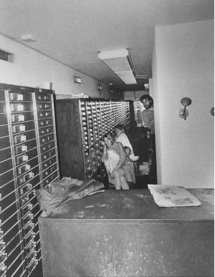 Under gisslandramat i Sveriges Kreditbank på Norrmalmstorg i augusti 1973 fördes Clark Olofsson av polis till banken på rånaren Jan-Erik Olssons begäran. Bilden är tagen med en kamera som sänktes ner genom ett borrat hål i taket till bankvalvet. Stående ses Clark Olofsson. inifrån banken vid Norrmalmstorgsdramat