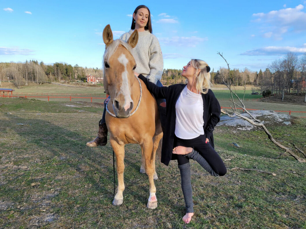 Tillsammans med bästa vännen Sofia Edgren har Sanna tagit fram konceptet ”horse yoga”. Sanna Lundell på en häst. Vännen Sofia Edgren står bredvid.