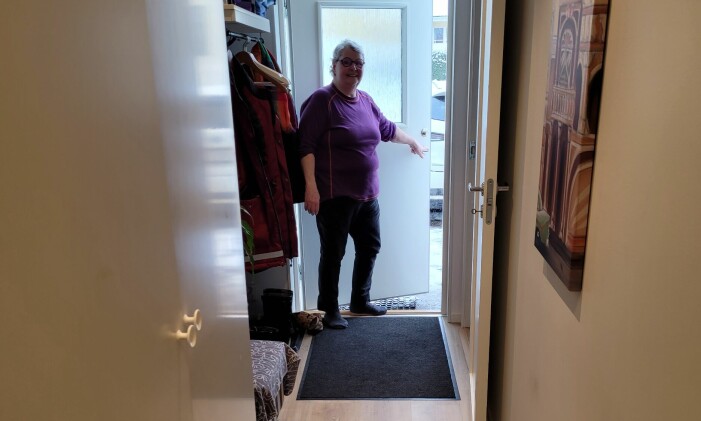 Birgitta visar nya hallen som de har fått tillbyggt.<br class=""><span class=" italic" data-lab-italic_desktop="italic">Foto: Privat.</span><br class=""> Birgitta Johansson visar hallen.