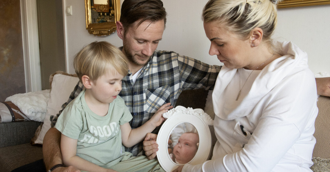 Fredrik och Annica har varit öppna med sin sorg. De pratar med Ebbot om hans syster Melanie. Fredrik och Annica pratar ofta med Ebbot om hans syster Melanie.