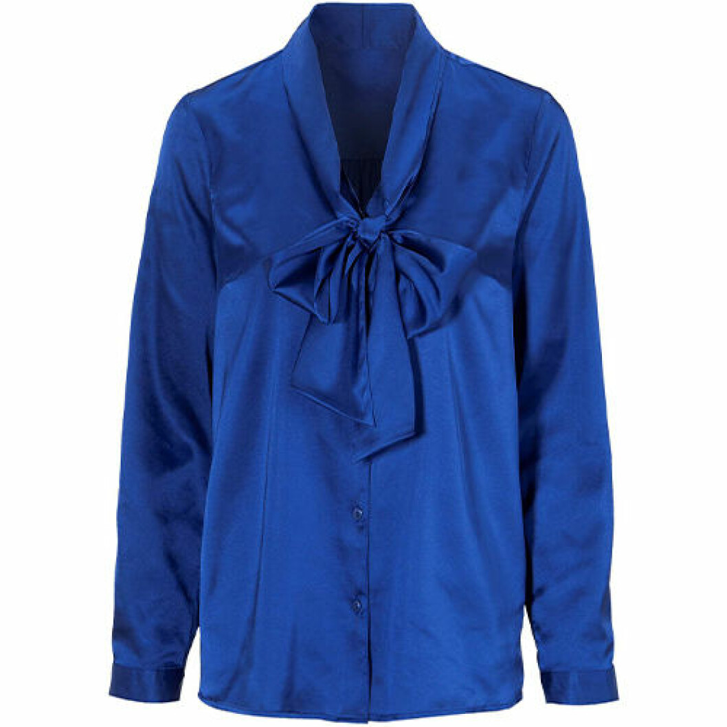 En blus fungerar lika bra till jeans som till en kjol! Blå satinblus i större storlek