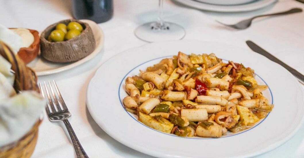 En underbar bläckfisksrätt på pittoreska restaurangen Es Rebost de Can Prats. Bläckfisk måltid