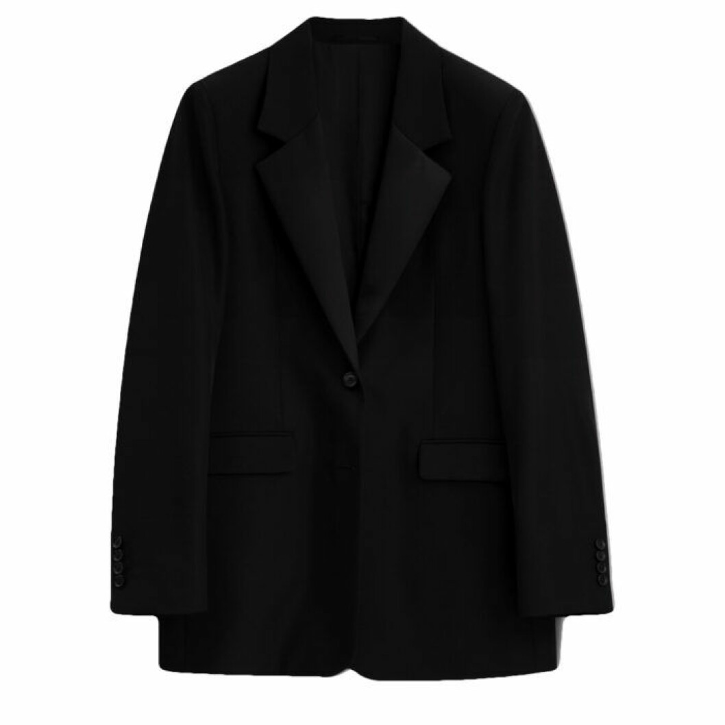 Kavaj från Filippa K. <a href="https://apprl.com/al/55qg/" target="_blank" rel="noopener">Här kan du köpa den</a>. Svart kavaj från Filippa K