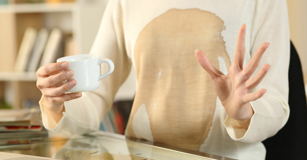 Att spilla kaffe på sig behöver inte betyda att man gör bort sig, det visar bara att du är mänsklig. kvinna spiller kaffe på sig