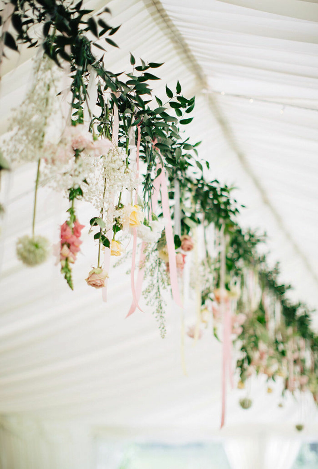 Foto via: <a href="http://www.lovemydress.net/blog/2015/09/suzanne-neville-vintage-railway-station-wedding.html" target="_blank" rel="noopener">Lovemydress</a> Dekorera med blommor på bröllopet – upphänga blommor skapar wow-känsla