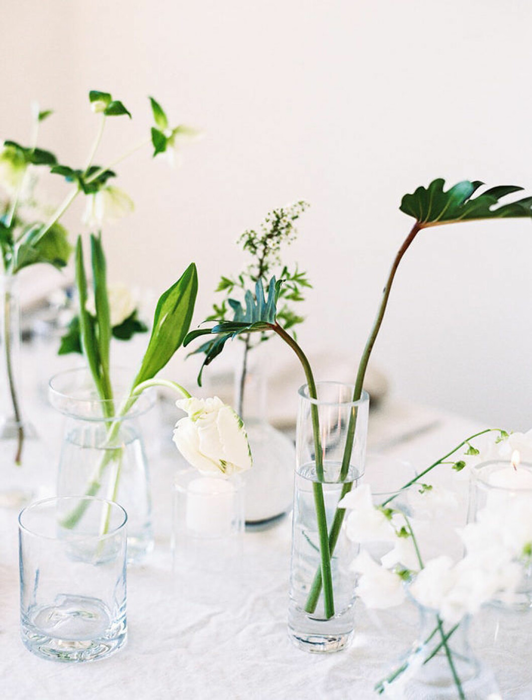 Foto via: <a href="https://www.oncewed.com/featured/ethereal-minimalism-inspiration-pretty-wedding/" target="_blank" rel="noopener">Oncewed</a> Gör blomsterarrangemangen till bröllopet och festen själv