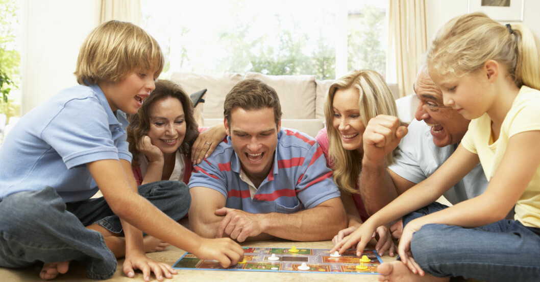 Familj som spelar sällskapsspel