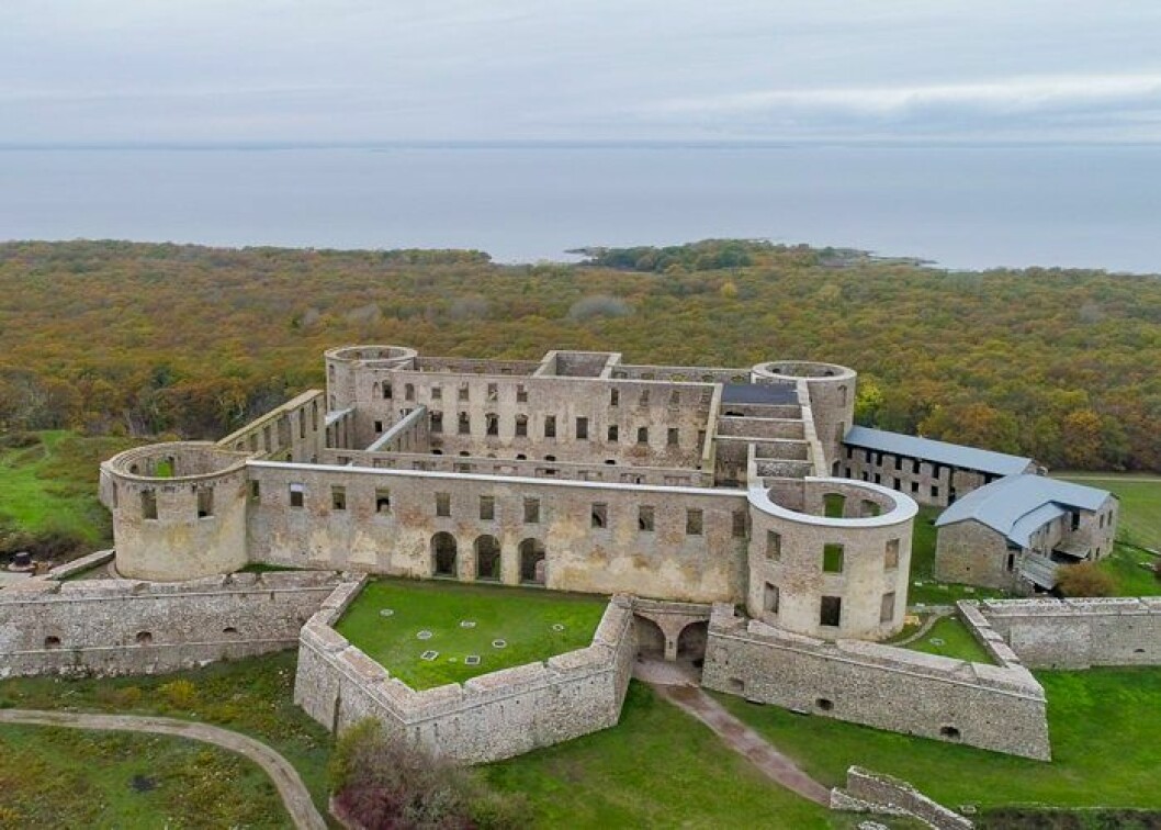 Gå bland ruinerna av Borgholms slott. Borgholms slott