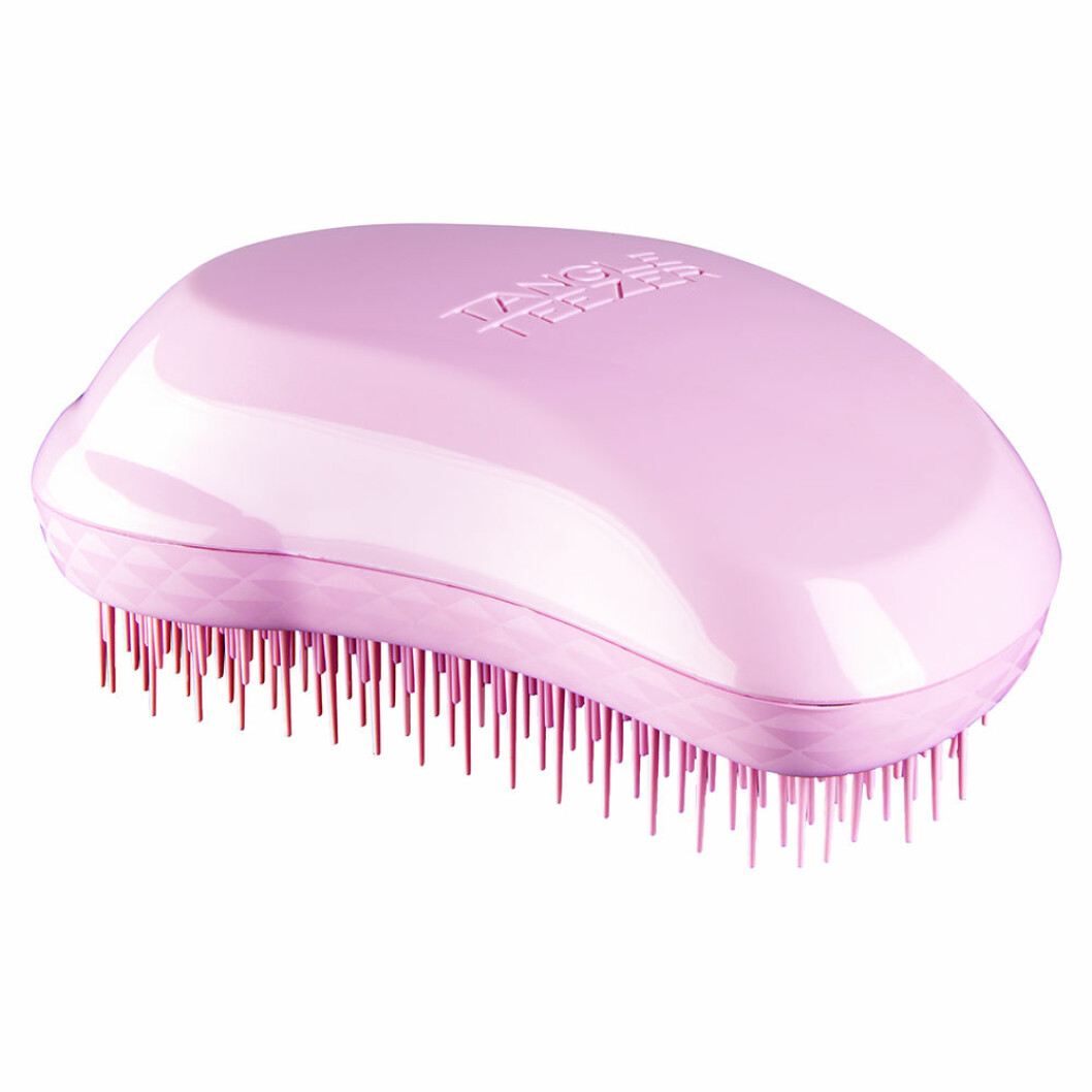 Borste från Tangle teezer, 169 kronor. <a href="https://track.adtraction.com/t/t?a=1117786221&as=1213658115&t=2&tk=1&epi=langre-har&url=https://www.lyko.se/tangle-teezer/tangle-teezer-fine--fragile-pink-dawn" target="_blank" rel="noopener">Här kan du köpa den</a>. Hårborste från tangle teezer