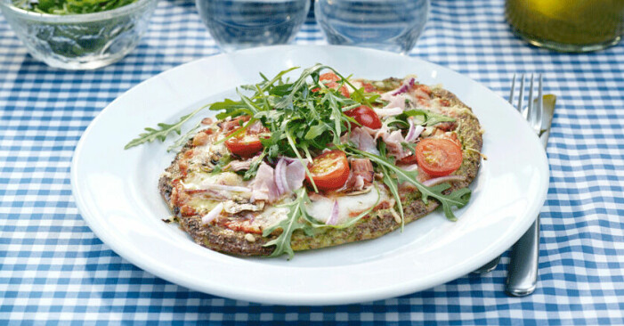 Recept av: Ylva Porsklev, Ulrika Davidsson m. fl. Foto: Emma Eriksson, Katja Kristoferson, Malte Danielsson Pizza med broccolibotten.
