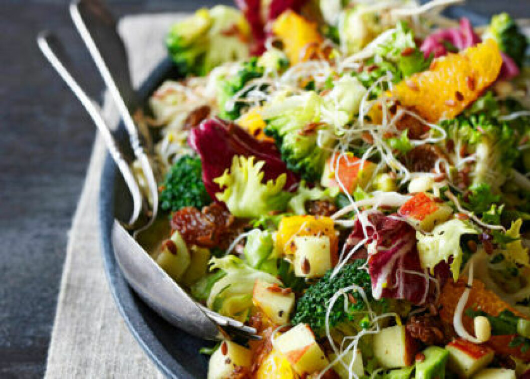 Sallad med broccoli och apelsin.