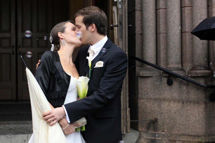 Therese och maken Filip på deras bröllop 2009. therese och hennes man gifter sig
