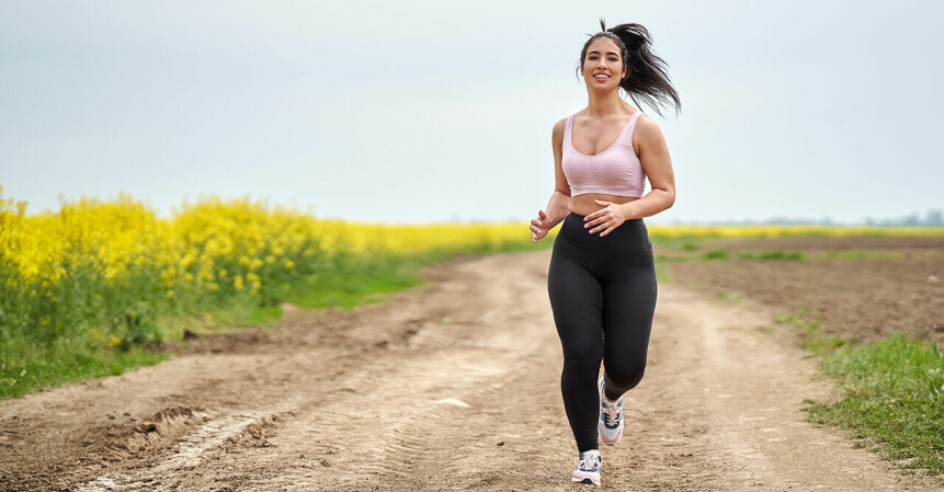 kvinna joggar på grusväg