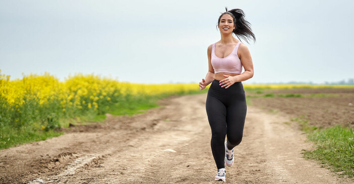 kvinna joggar på grusväg