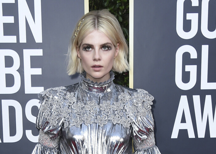 Lucy Boynton rockar en fransk bob på röda mattan. Foto: Lucy Boynton i fransk bob.
