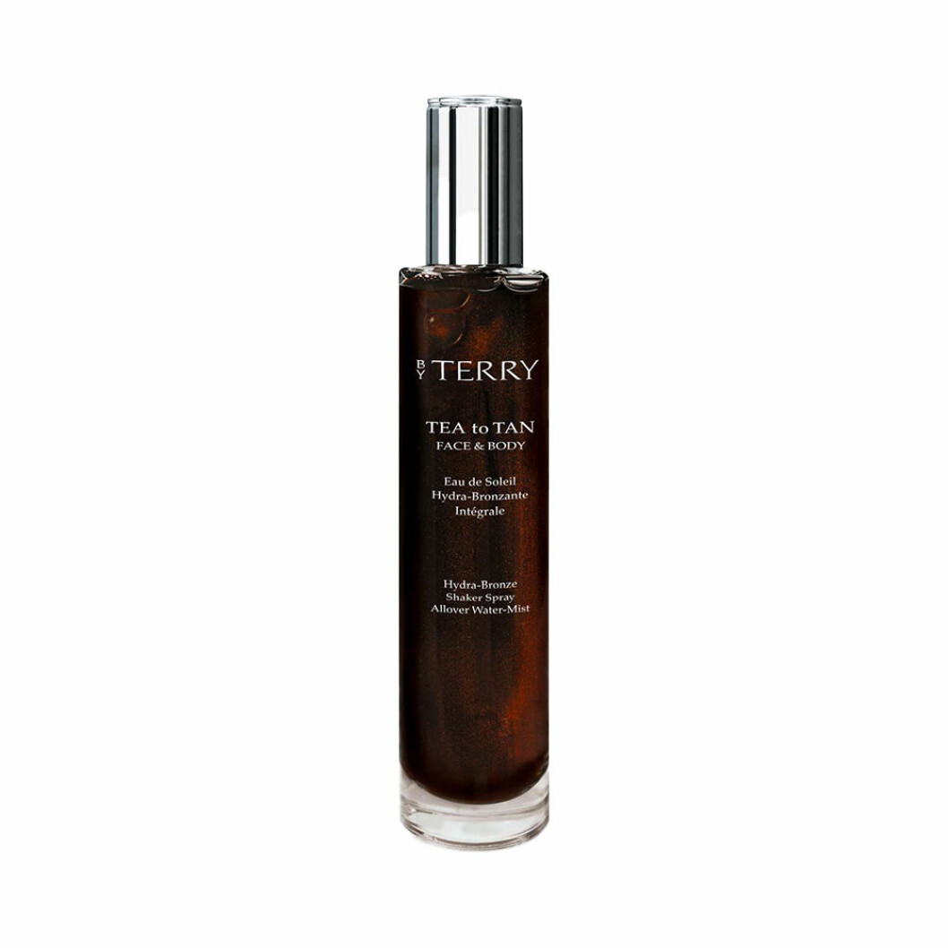 By Terry, Tea to tan face and body bronzer, 100 ml. <a href="https://track.adtraction.com/t/t?a=1179647808&as=1213658115&t=2&tk=1&epi=busansikte&url=https://www.kicks.se/by-terry/hudvard/ansiktsvard/brun-utan-sol/tea-to-tan-face-body-bronzer-100-ml" target="_blank" rel="noopener">Här kan du köpa den</a>. By Terry brun utan sol för ansiktet