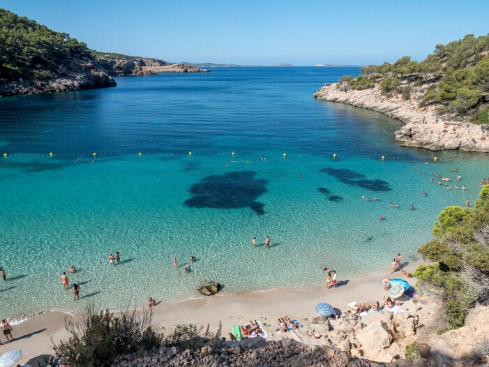 Mysiga stranden Cala Salada. vacker strand