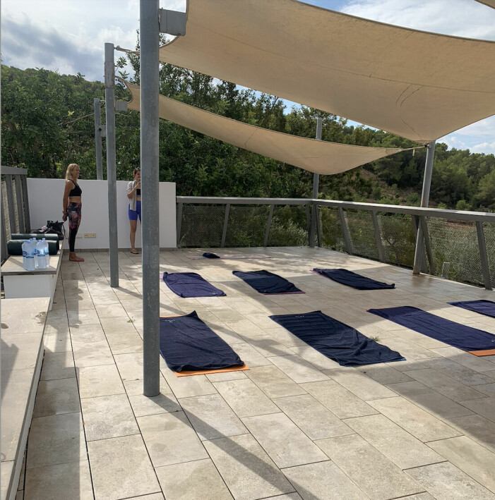 På Canllucs takterass höll yogainstruktören Jana en superhärlig privatlektion för oss gäster. yoga mattor utomhus