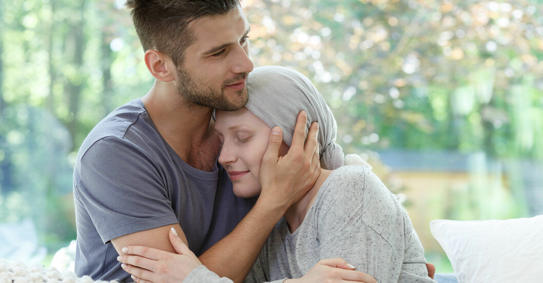 Cancersjuk kvinna får tröst av sin man
