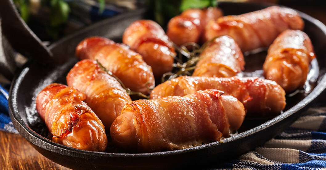 Baconinlindade korvar i en stekpanna