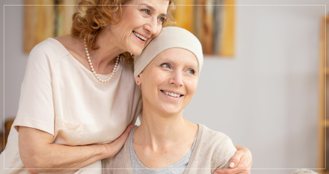 En cancerbehandling kan göra dig mer utsatt för infektioner. Mamma håller om dotter med cancer.
