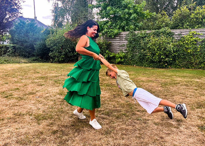 Nu kan Carin leka med barnen utan rädsla över att det ska komma några droppar när hon skrattar. carin da silva barn