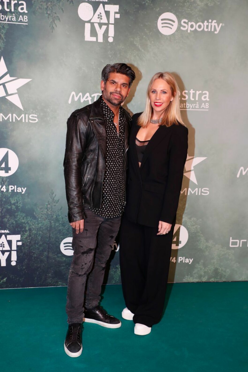 Carl Falk och Malin Gramer. Carl Falk och Malin Gramer på röda mattan på Grammis 2020