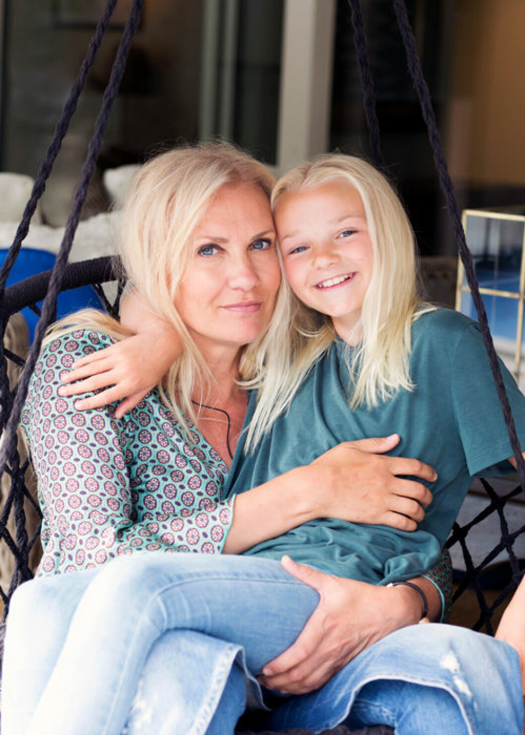 I dag lever Carola i ett sunt förhållande med en ny man och sina tre barn – här med dottern Astrid. Carola var medberoende, här med sin dotter.