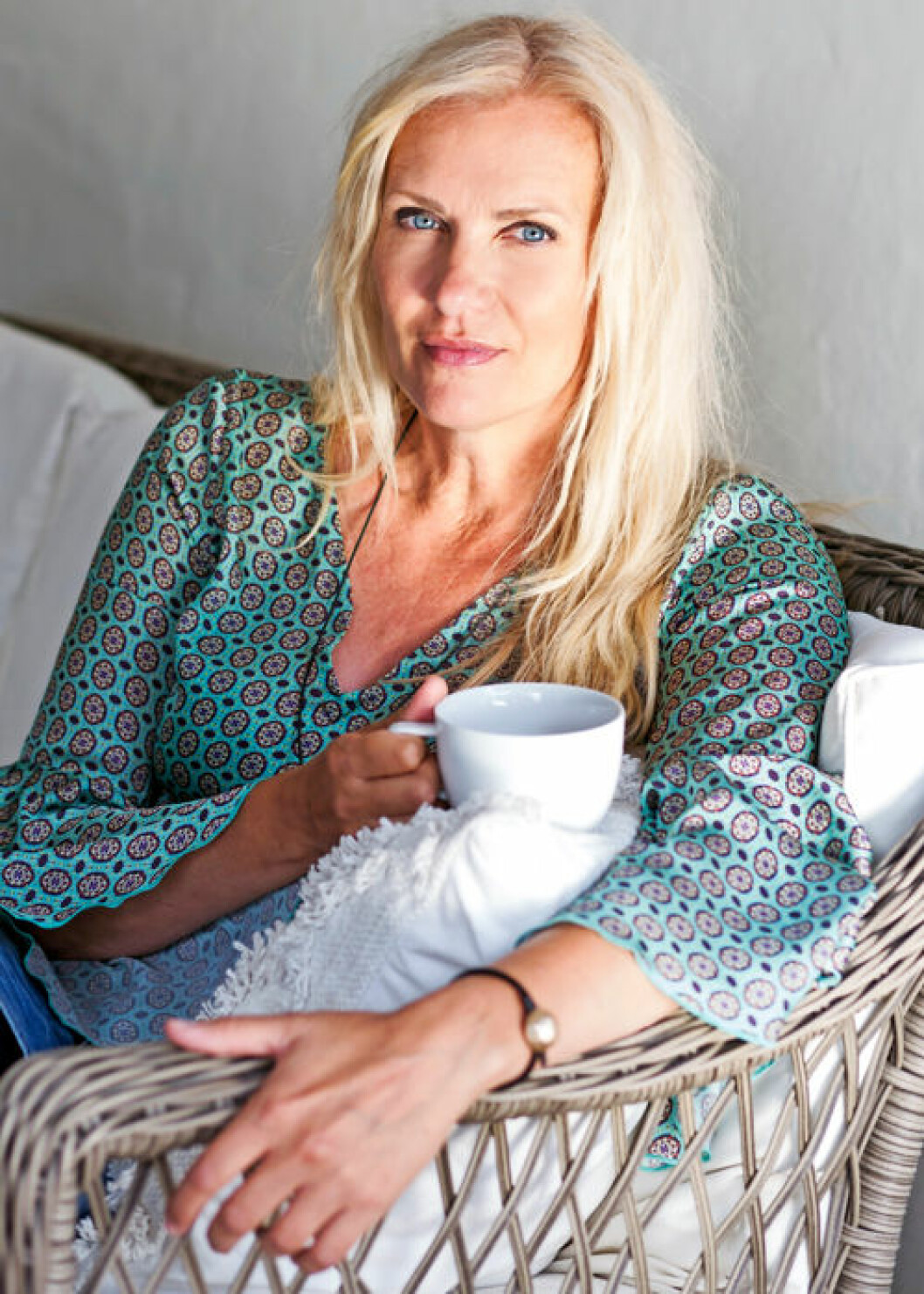 Under pseudonymen Sigrid Klang har Carola skrivit boken Sigrid sover på soffan om sitt medberoende och hur hennes relation till alkohol började redan som barn. Carola var medberoende.