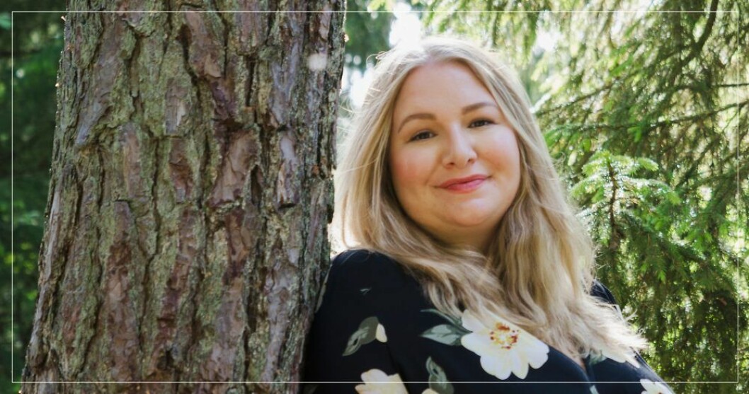 Carolina Almeborg mår bättre sedan hon slutade vara fixerad vid sin vikt. Blond kvinna i skog