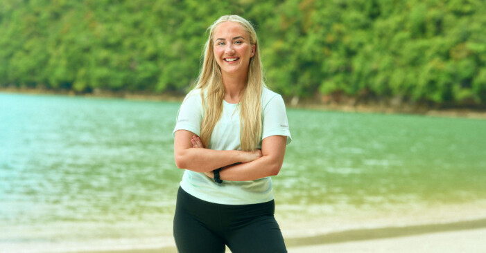 Caroline Persson har tagit med sig affirmationskort till ön för bästa pepp.<br class=""><span class=" italic" data-lab-italic_desktop="italic">Foto: TV4.</span> Caroline Persson